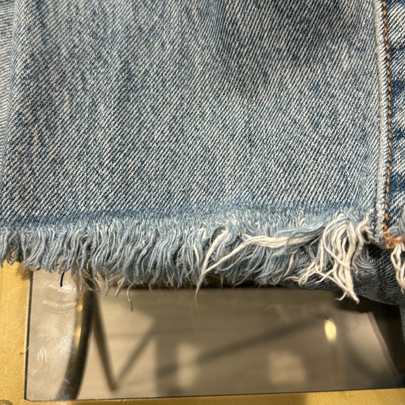 Crop levi jeans with a small stain on the back - Picture 5 of 6